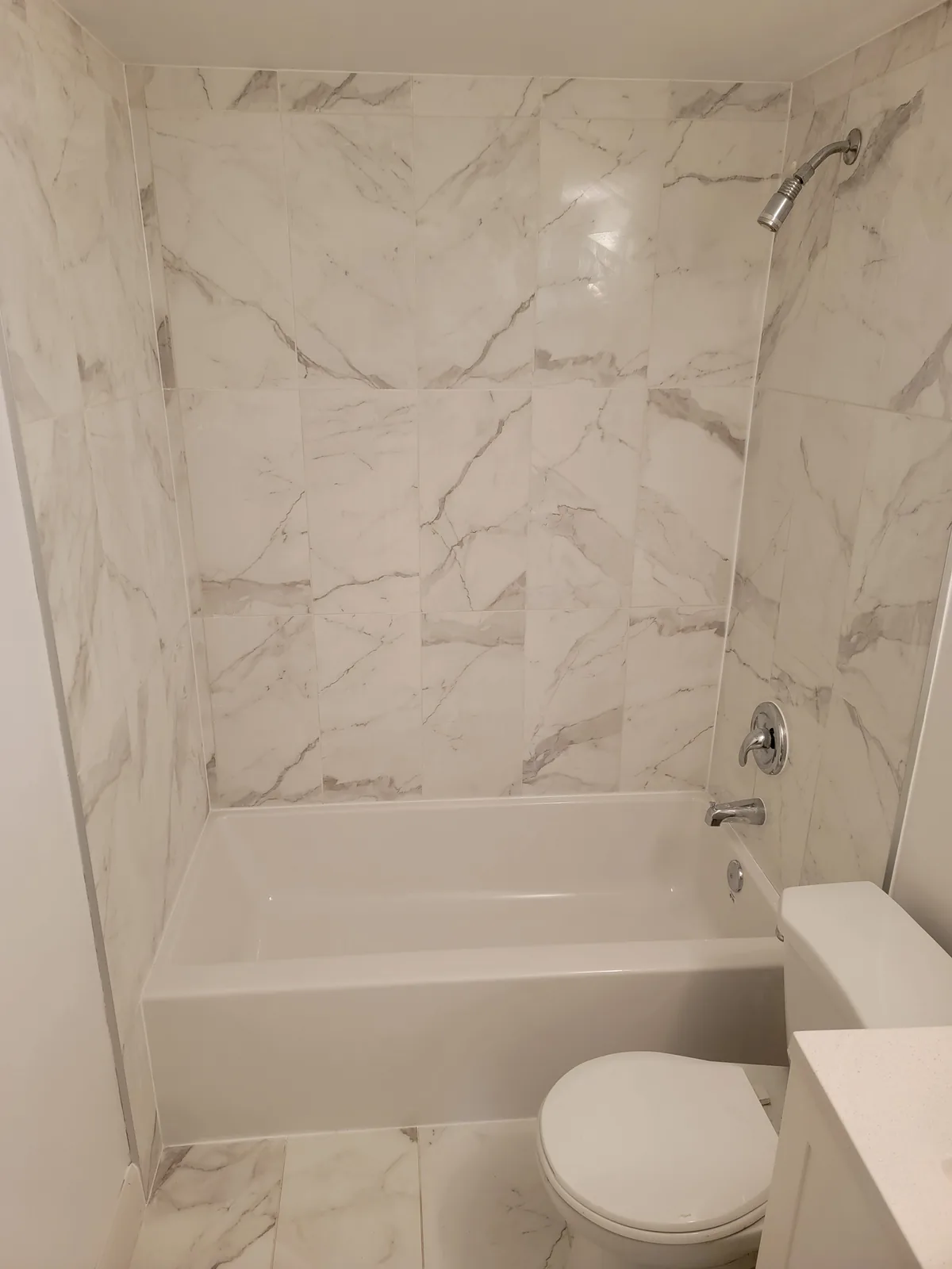 Bathroom tub with marble-look wall tile